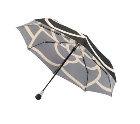 Parapluie CHANEL noir et blanc .